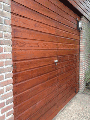Perkoleum transparant op houten garagedeur Koopmansverfshop